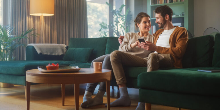 At and t internet coverage map couple looking at phone 01