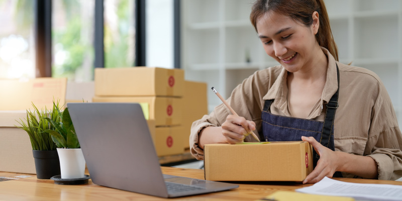 Tips to stay safe shop smart online female online order 01
